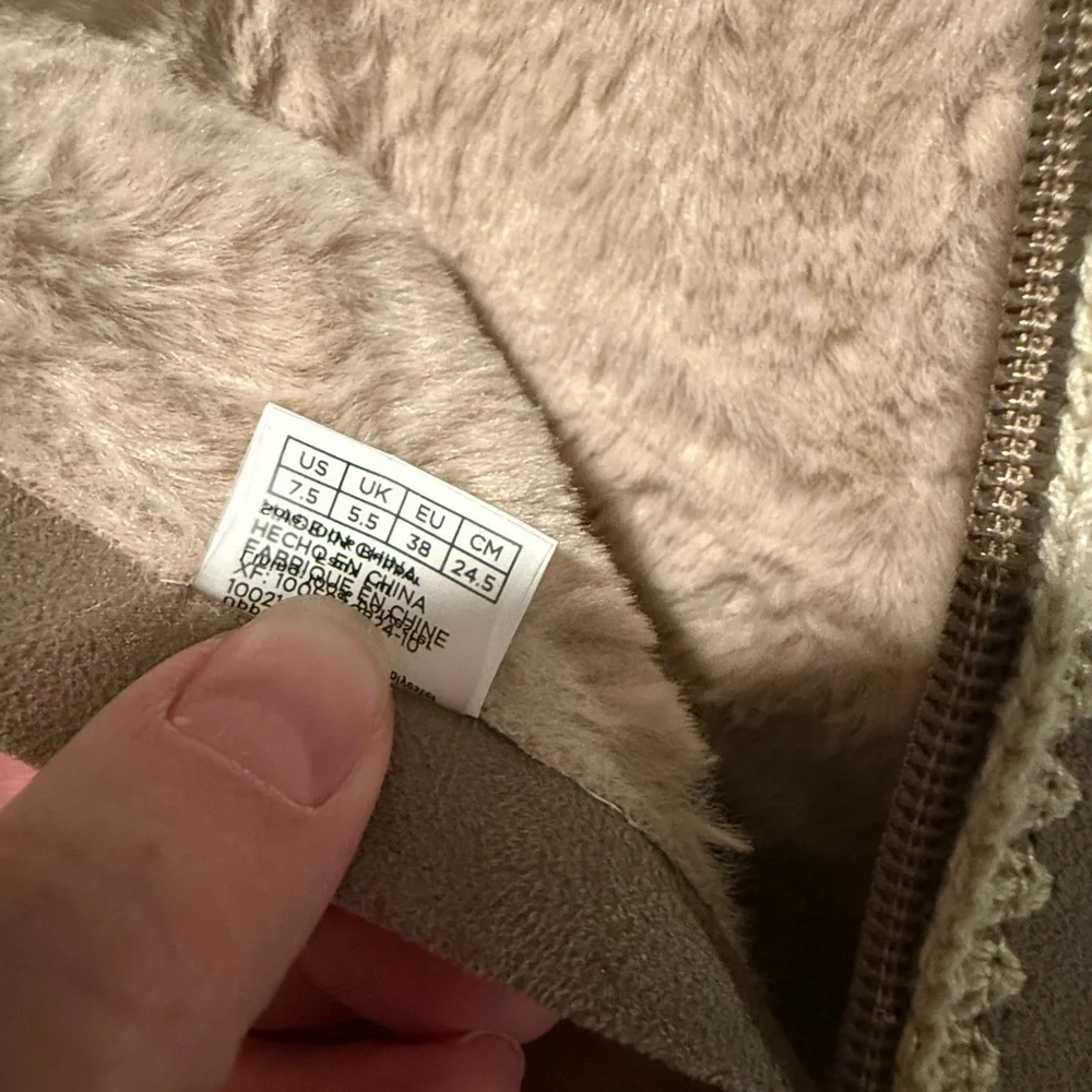 EUC TOMS Women's 7.5 Tan Fur-Lined Snow Winter Boots - Picture 3 of 4